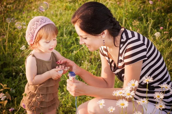 Matka s holčička hraje venkovní — Stock fotografie