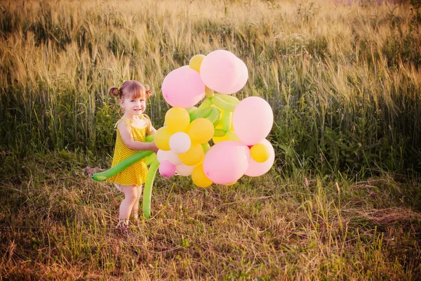 Chica con globos al aire libre — Foto de Stock