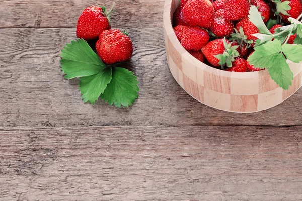 Erdbeeren auf Holzgrund — Stockfoto