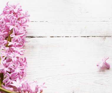 Tahta arka planda güzel bahar çiçekleri