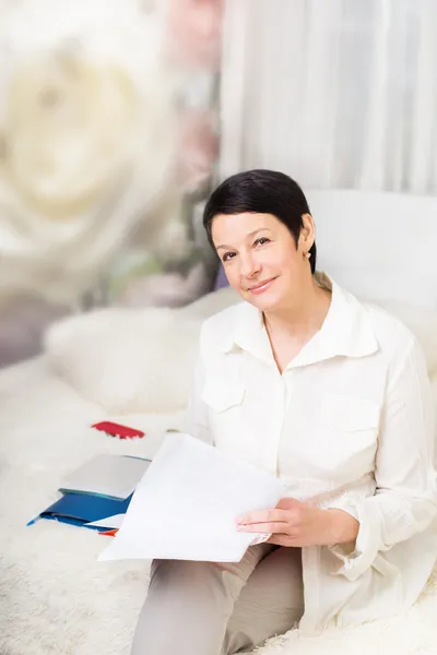 Femme avec des documents à la maison — Photo