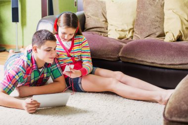 Gençler elektronik tablet ve cep telefonu kullanma