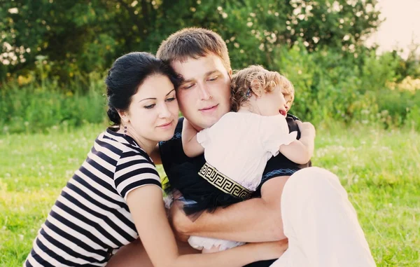 Mãe feliz, pai e filha ao ar livre — Fotografia de Stock