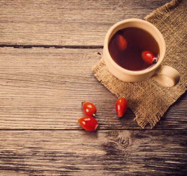 ahşap masa üzerinde hip Güllü çay