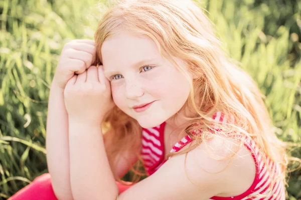 Smile girl on the meadow — Stock Photo, Image