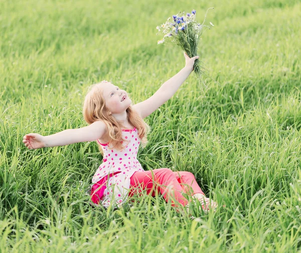 Glückliches Mädchen im Freien — Stockfoto