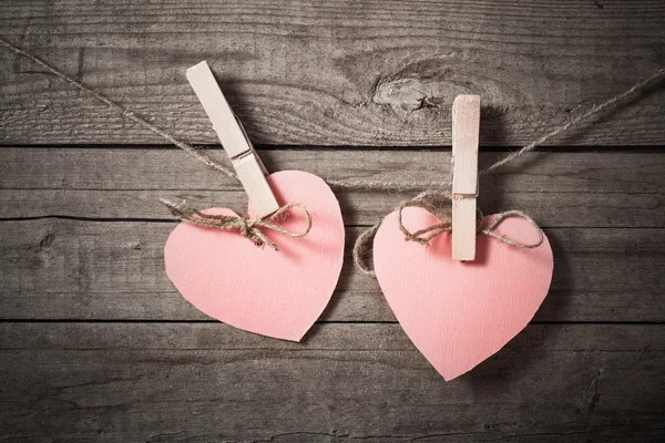 Twee harten op houten achtergrond — Stockfoto