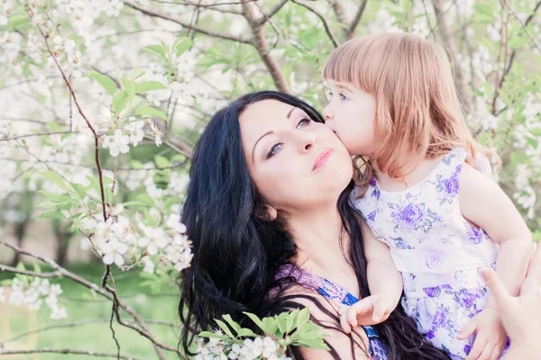 Mutter mit Kleinkind im Frühlingsgarten — Stockfoto