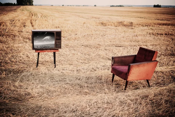 Τηλεόραση και καρέκλα στο πεδίο καλοκαίρι — Φωτογραφία Αρχείου