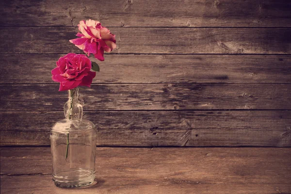 Rosas sobre fondo de madera — Foto de Stock