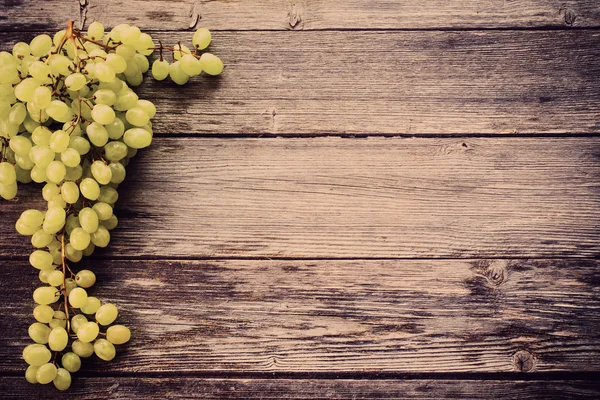 Grapes on a wooden table — Stock Photo, Image