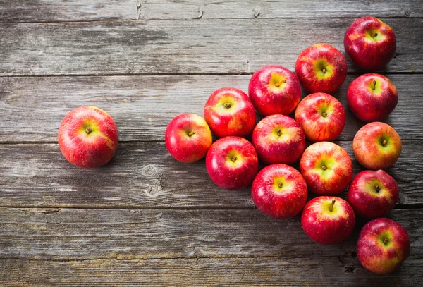 Pommes mûres sur table en bois — Photo