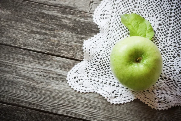 Green apple on wooden background — Stock Photo, Image