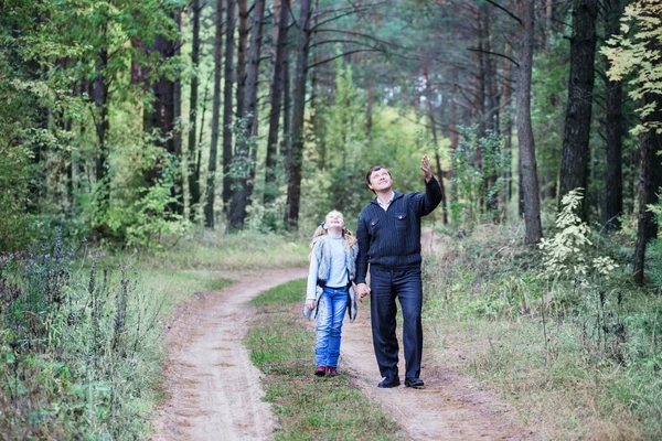 Ojciec i córka w lesie — Zdjęcie stockowe