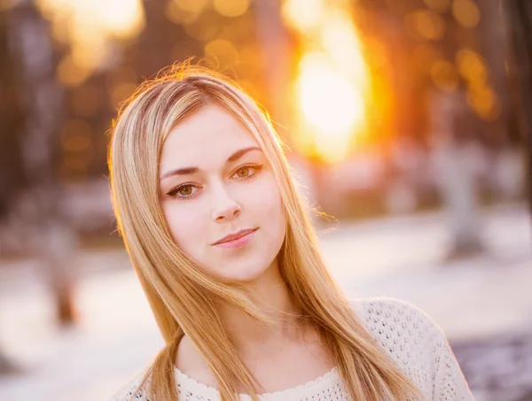 Happy girl en plein air — Photo