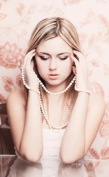 Jeune fille dans un ornement de perles — Photo