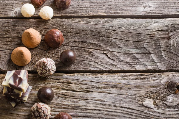Čokoláda na starý dřevěný stůl — Stock fotografie