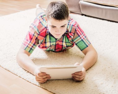 genç ile tablet pc kapalı