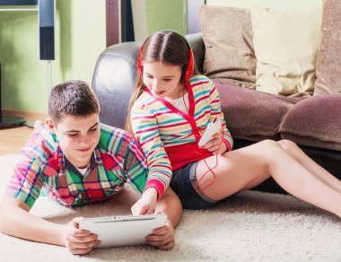 Gençler elektronik tablet ve cep telefonu kullanma