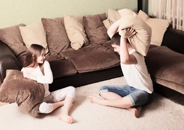 Crianças lutando com travesseiros — Fotografia de Stock