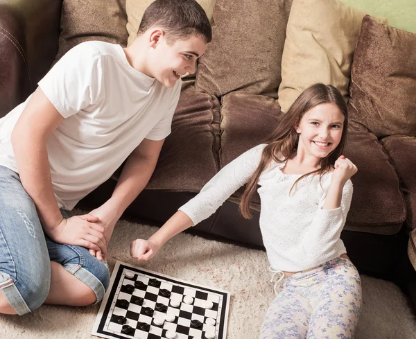 Kinder mit Zugluft zu Hause — Stockfoto