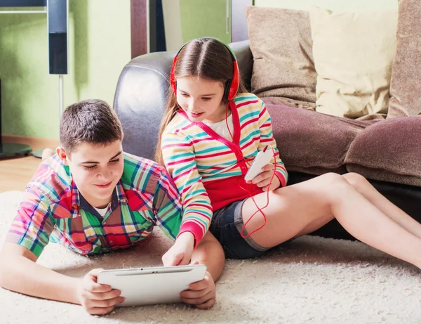 Jonge tieners met behulp van elektronische Tablet PC en mobiele telefoon — Stockfoto