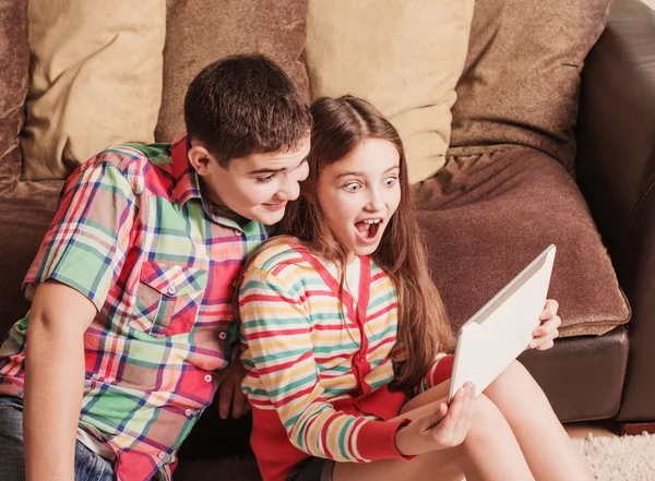 Adolescenti che utilizzano tablet elettronico a casa — Foto Stock