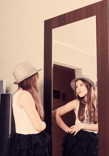 Linda menina adolescente engraçado olhando no espelho — Fotografia de Stock