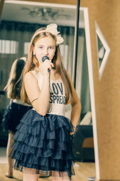 Feliz adolescente chica cantando en casa — Foto de Stock