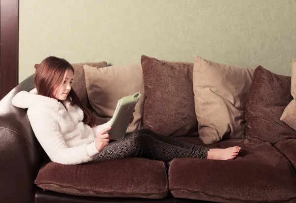 Menina pré-adolescente lendo um livro — Fotografia de Stock