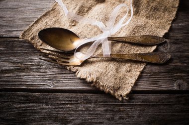 eski çatal ve kaşık ahşap zemin üzerinde