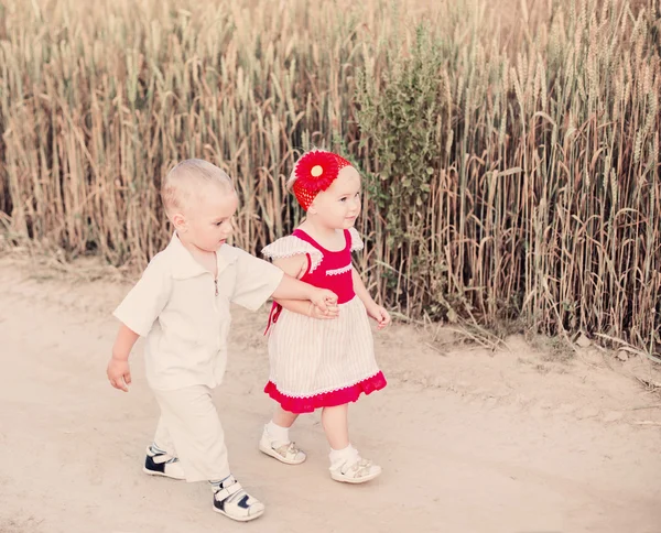 Petits enfants en plein air — Photo