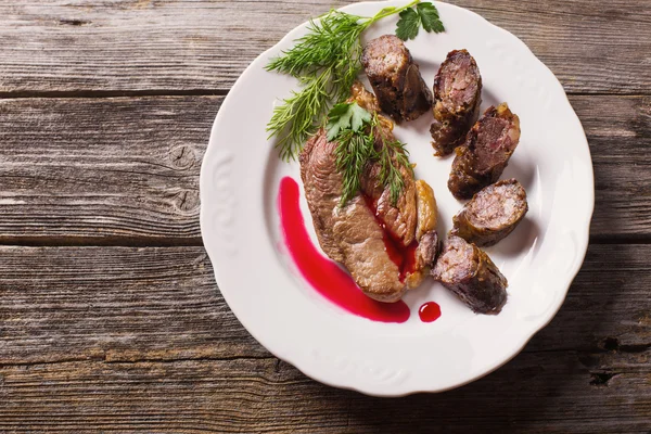 Biberiye ve sebze ile ızgara et — Stok Foto © Nitrub 123178544