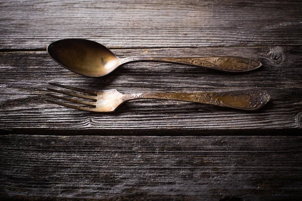 Tenedor viejo y cuchara sobre fondo de madera —  Fotos de Stock