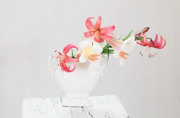 Натюрморт с красивой лилией — стоковое фото