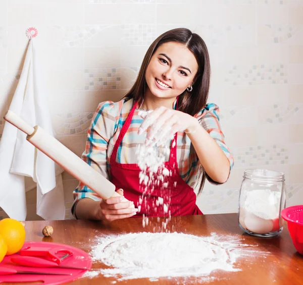 Krásná dívka vaření dortu v kuchyni — Stock fotografie