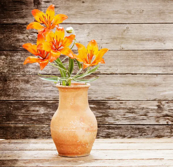 Bunga lili oranye pada latar belakang kayu — Stok Foto
