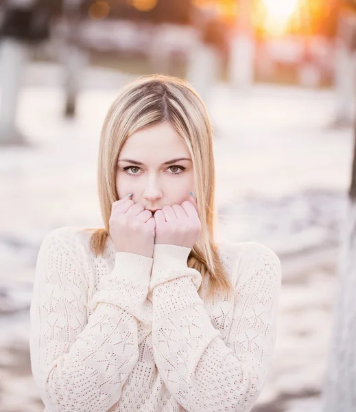 Menina bonita congelando no parque — Fotografia de Stock