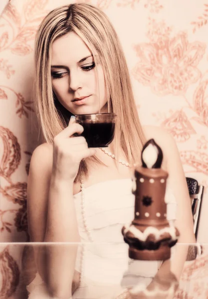 Portret dziewczyny, piękne filiżanki kawy i czekolady może — Zdjęcie stockowe