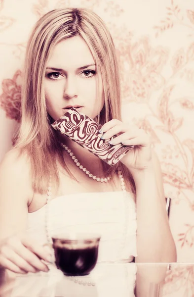 Retrato de hermosa chica con taza de café y chocolate — Foto de Stock