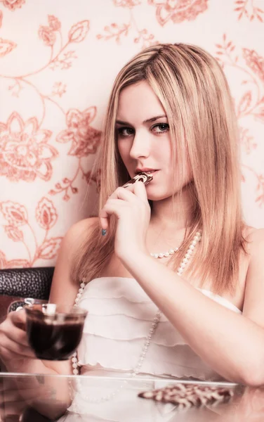 Porträtt av vacker flicka med kopp kaffe och choklad — Stockfoto