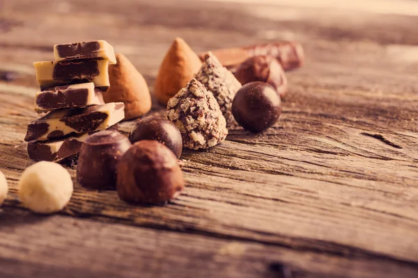 Chocolate sobre mesa de madera vieja —  Fotos de Stock