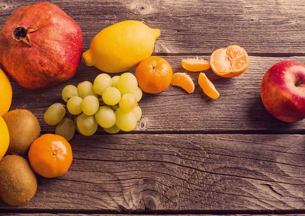 Frutti su sfondo di legno — Foto Stock
