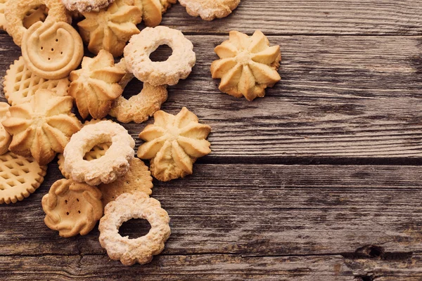 Galletas sobre fondo de madera —  Fotos de Stock