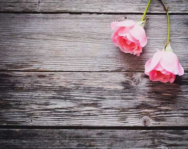 Róże na drewniane tła — Zdjęcie stockowe