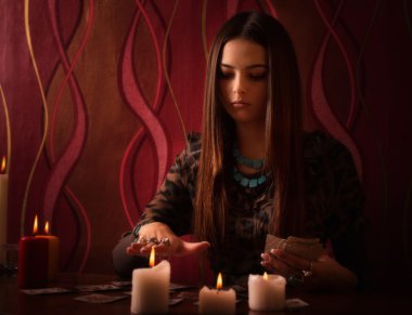 fal kartları oda içinde olan genç kadın
