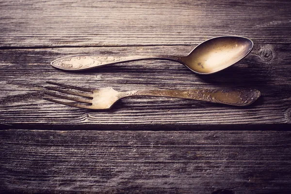 Tenedor viejo y cuchara sobre fondo de madera —  Fotos de Stock