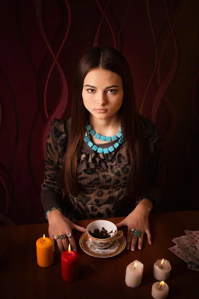 Girl guesses on tea leaves — Stock Photo, Image