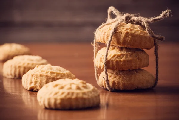 Biscotti su tavolo di legno — Foto Stock