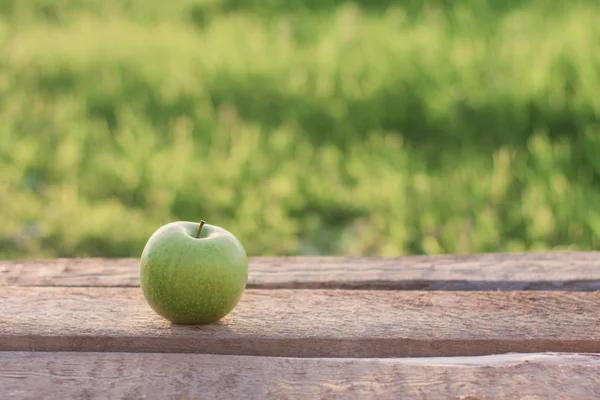 Pomme verte sur la table à l'extérieur — Photo